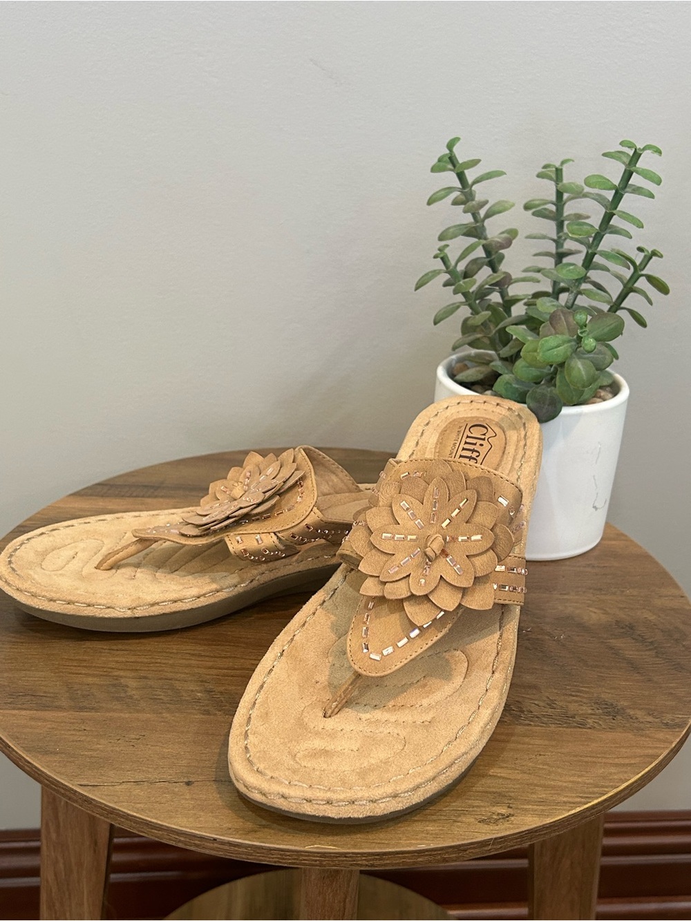 Cliffs by White Mountain Floral Beaded Comfort Thong Sandals Tan 9.5M